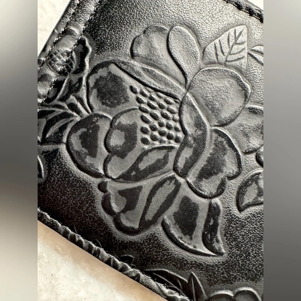New Women’s Black Tooled Faux Leather Roses Multi Slot Zip Card Holder Wallet - Picture 3 of 8
